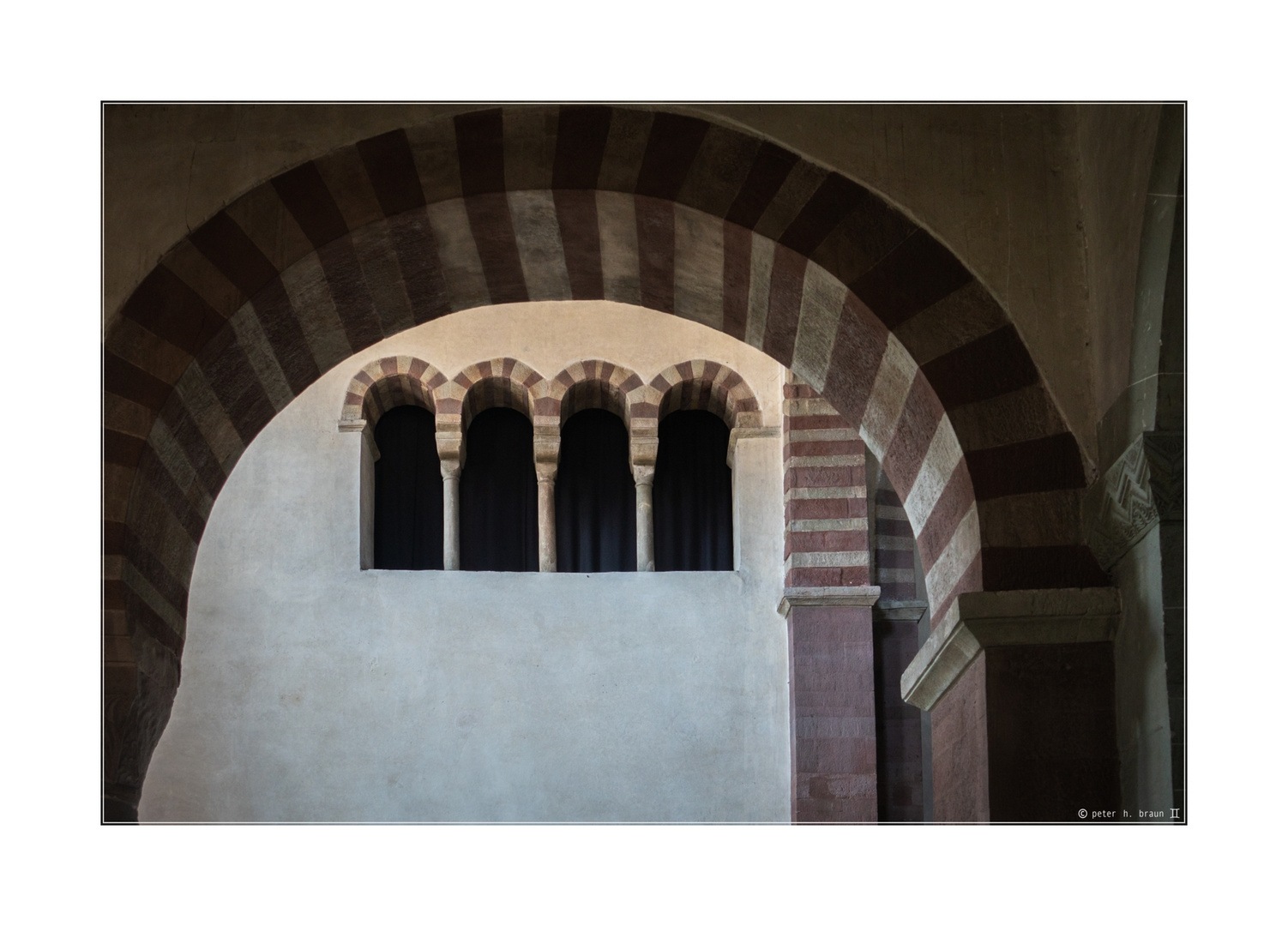 Romanischer Farbwechsel II Foto & Bild | architektur, europe, fenster