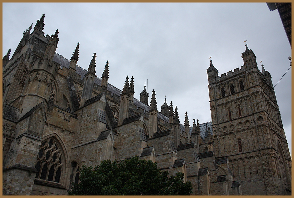 Romanischer Turm und gotisches Langhaus Kathedrale Exeter s.u.