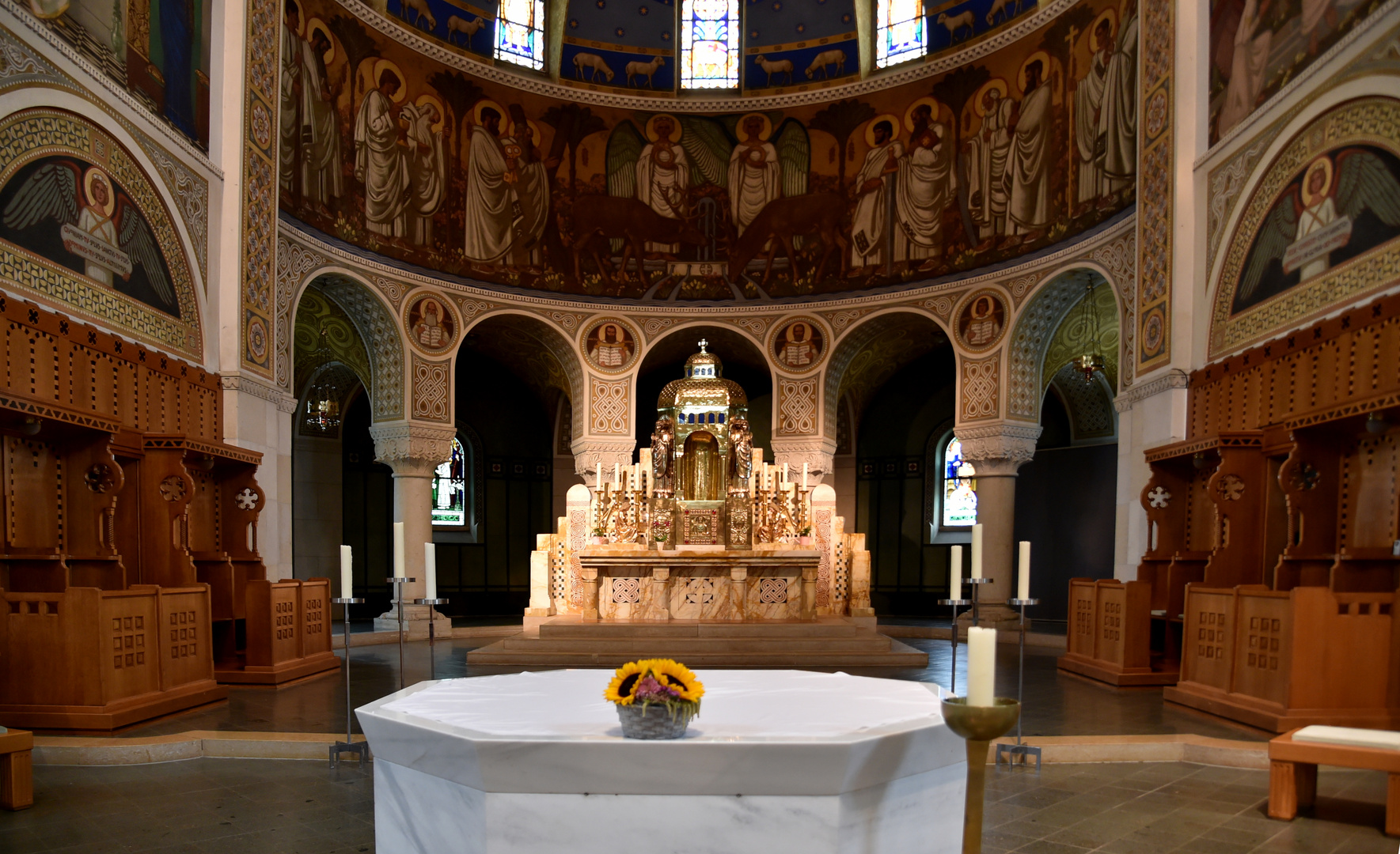 Romanshorn (CH) Pfarrkirche St. Johannes Blick in den Chor