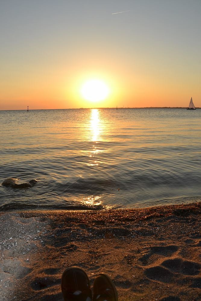 Romantik beim Sonnenuntergang am Strand 