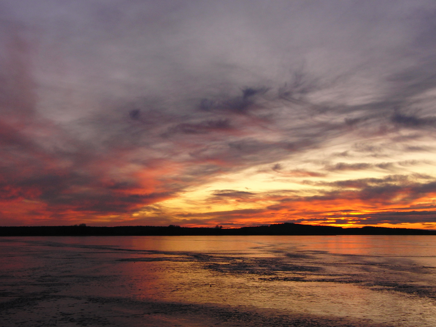 Romantik im Winter, Sonnenuntergang über zugefrorenem See
