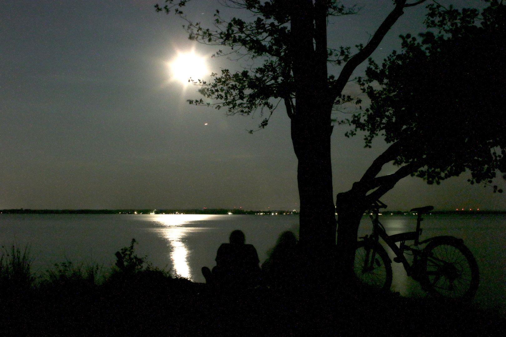 Romantik nachts am See 