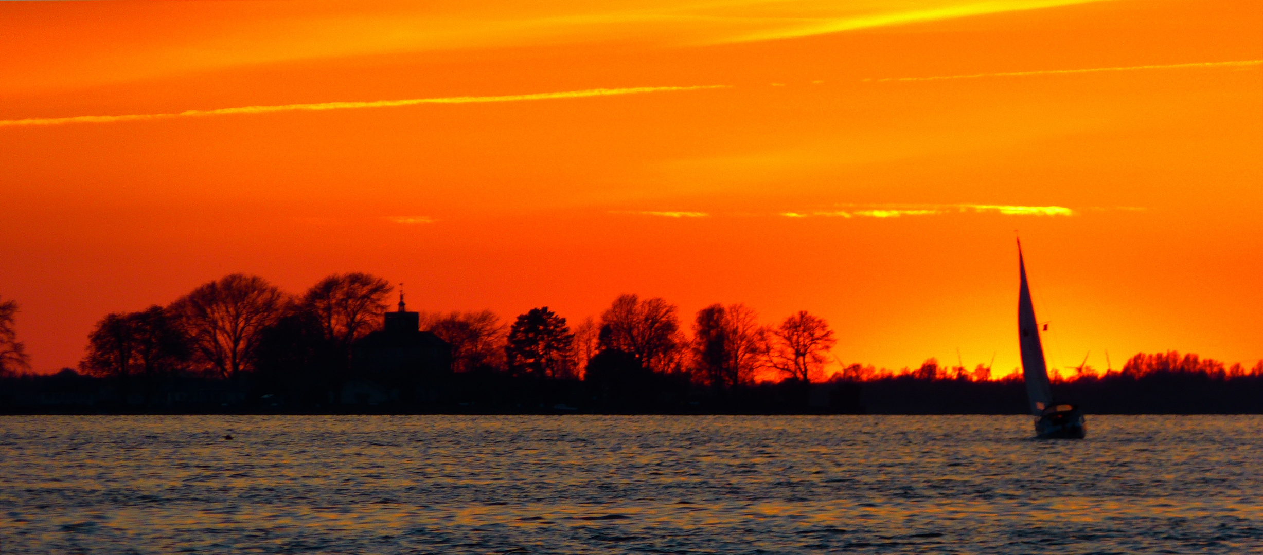 Romantische Bootstour in den Sonnenuntergang