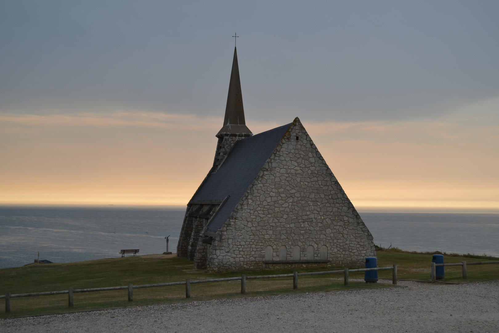 Romantische Kirche oberhalb von Étretat