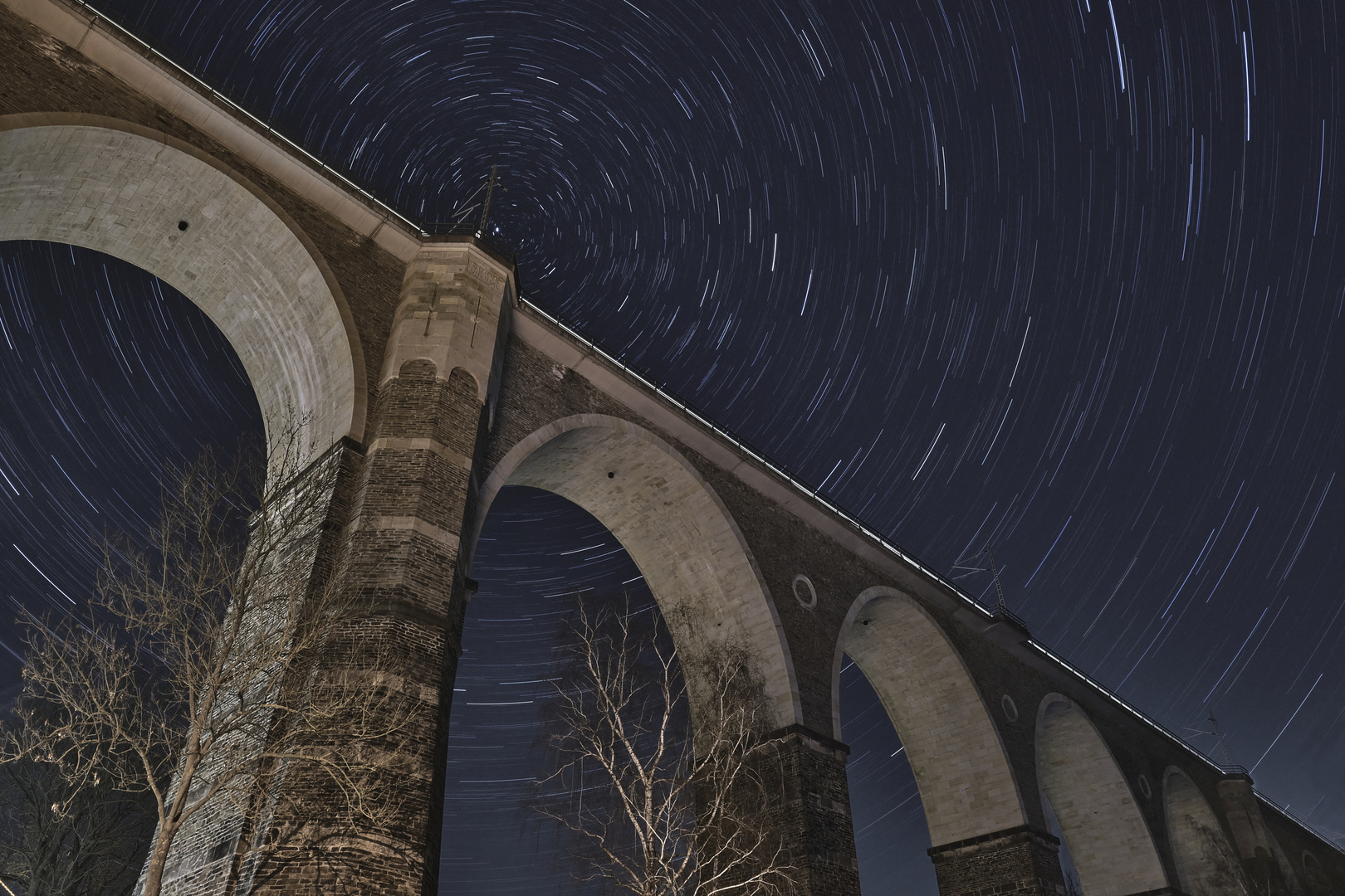 Romantische Nacht an der Eisenbahnbrücke