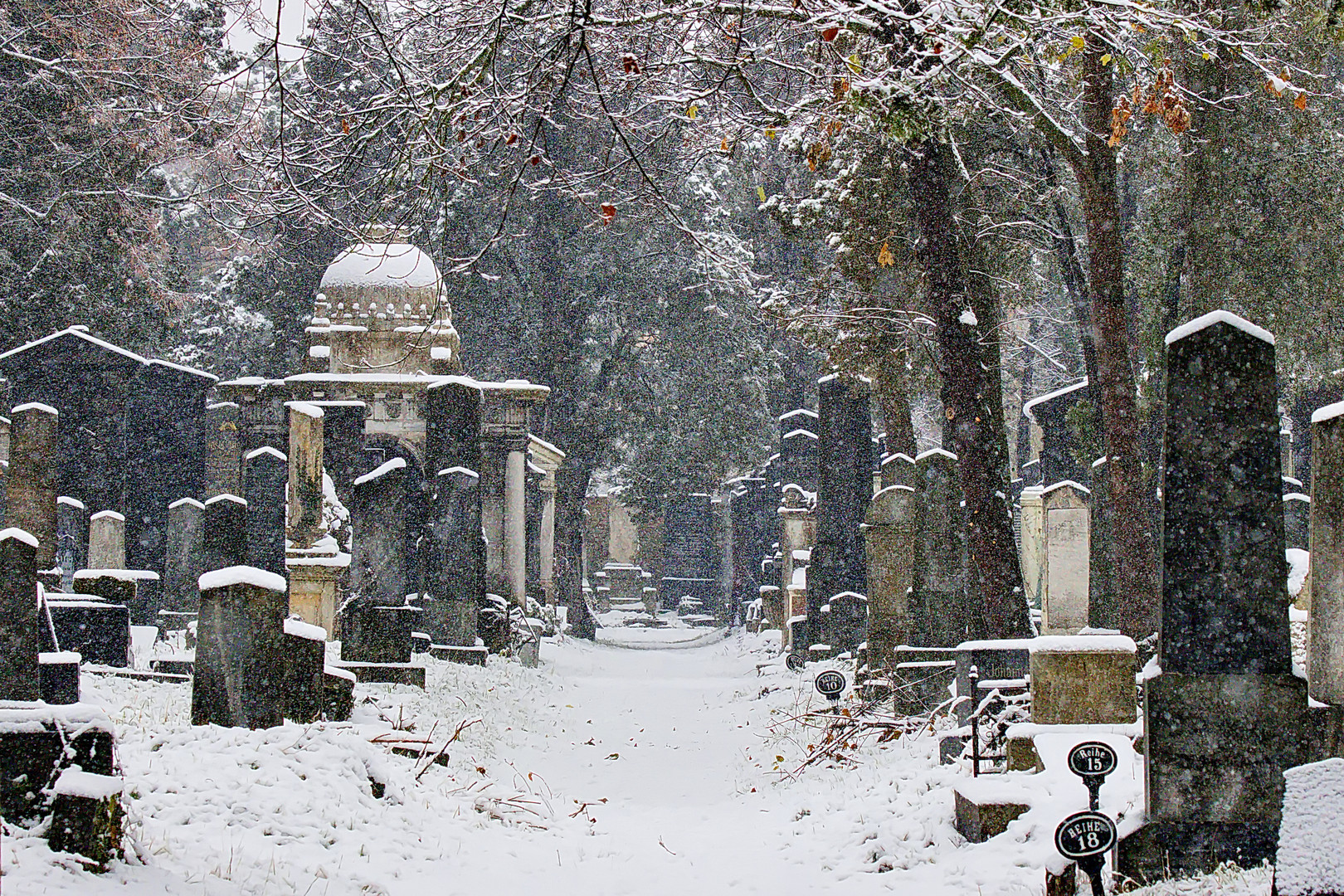 Romantische Winterstimmung am alten Friedhof