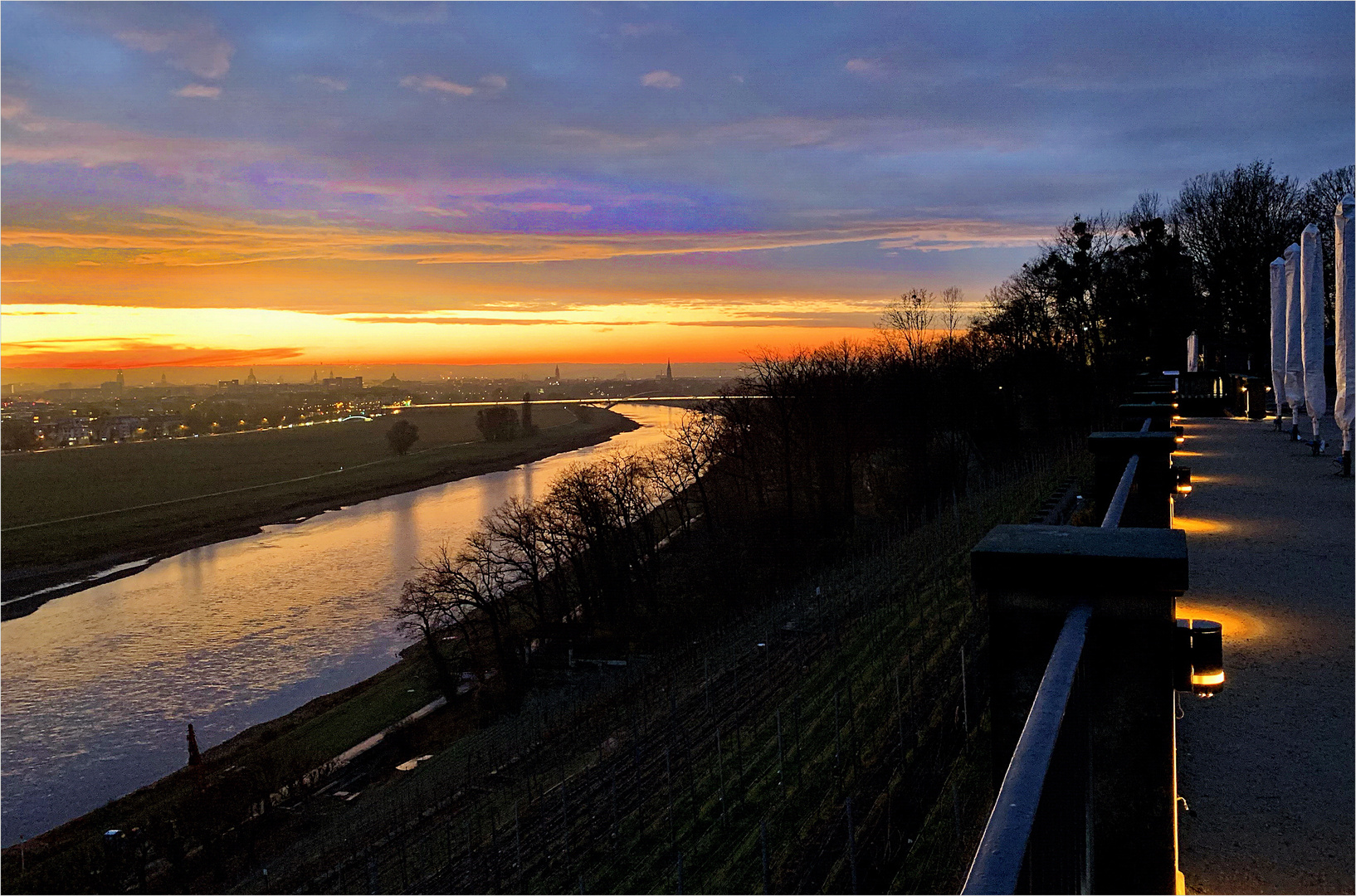 romantischer Abendblick auf die Elbe