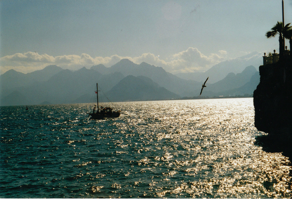Romantischer Blick auf den Ozean mit Taurusgebirge im Hintergrund