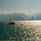 Romantischer Blick auf den Ozean mit Taurusgebirge im Hintergrund