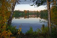 Romantischer Herbst, am Dorfteich. Land Brandenburg