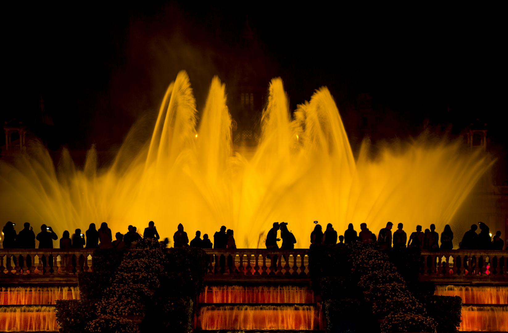 Romantischer Kuss beim magischen Brunnen von Barçelona