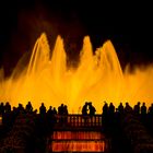 Romantischer Kuss beim magischen Brunnen von Barçelona