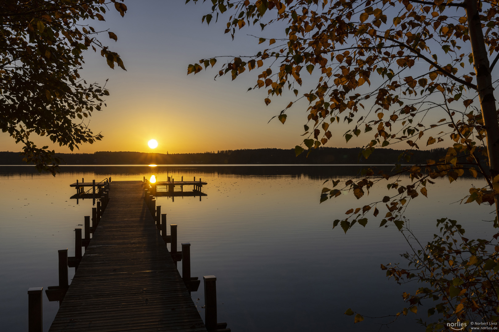 Romantischer Sonnenaufgang am Wasser