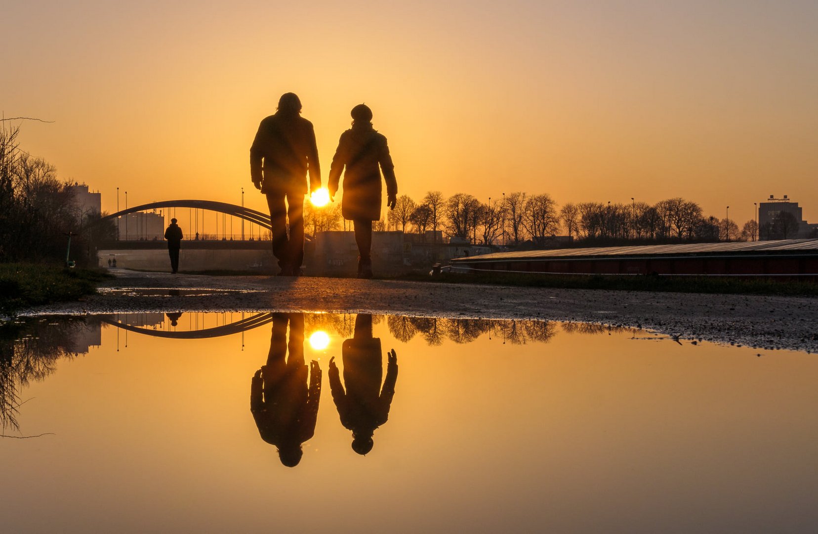 Romantischer Sonnenuntergang am Kanal