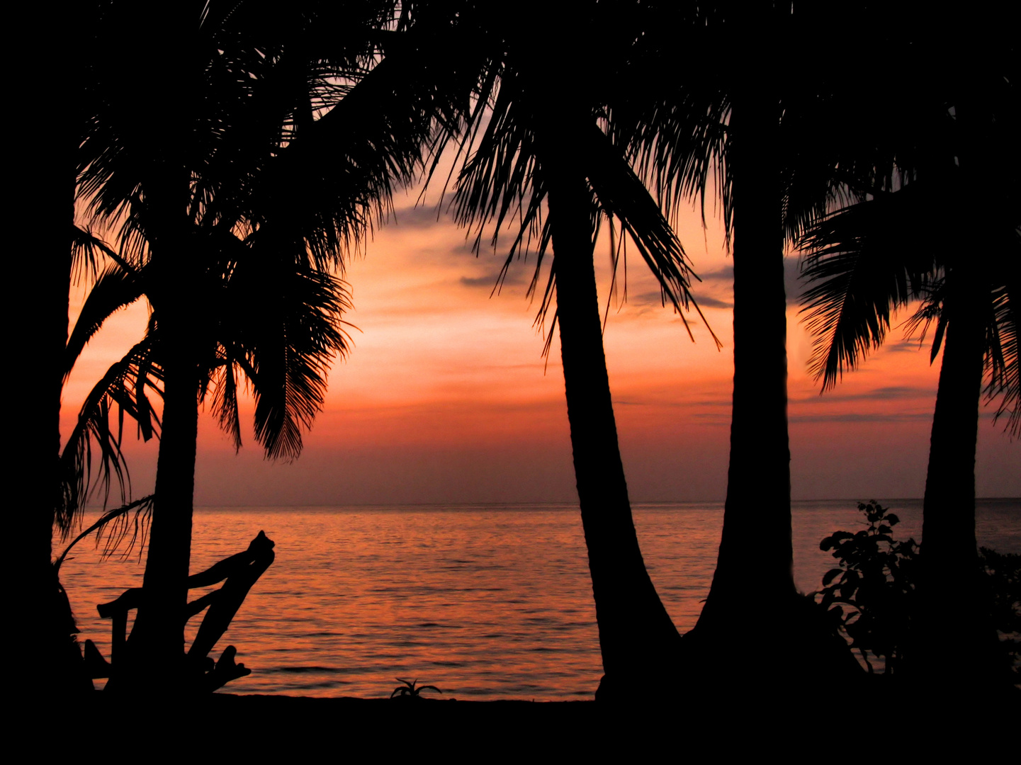 Romantischer Sonnenuntergang am Meer (Pagudpud, Philippinen)