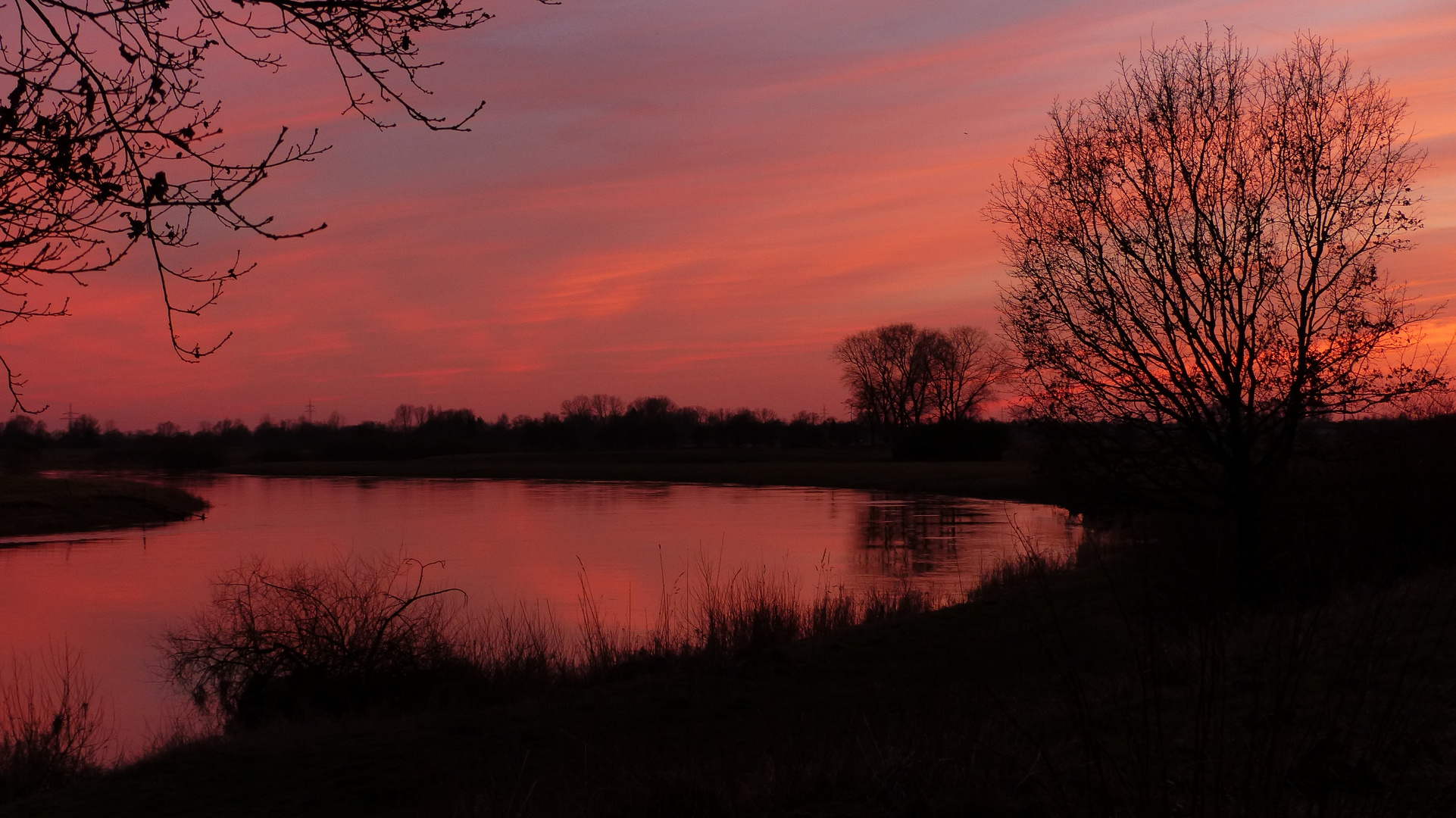 Romantischer Sonnenuntergang an der Aller bei Verden