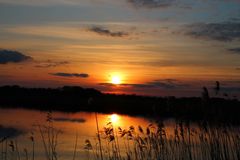 Romantischer Sonnenuntergang an der Eider