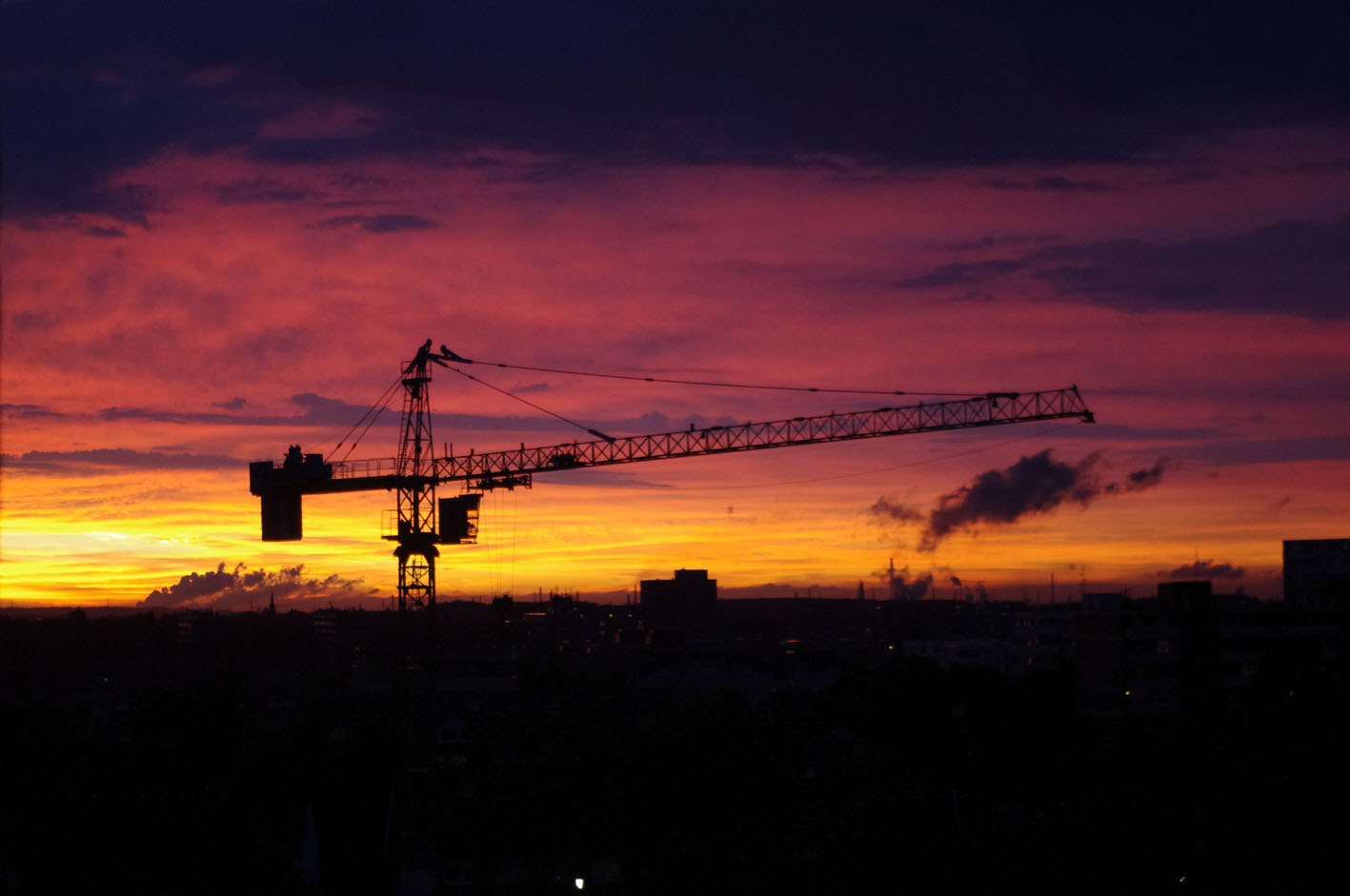 Romantischer Sonnenuntergang oder Feuerabend auf der Baustelle