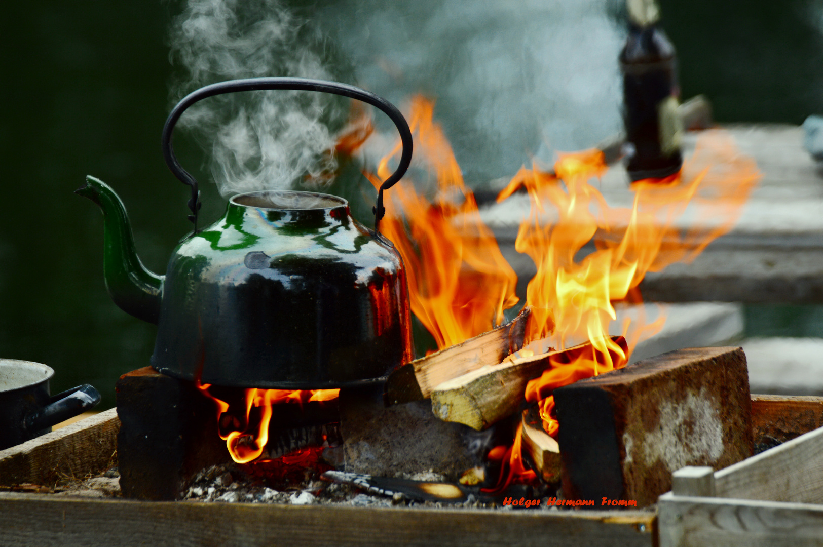 Romantischer Wasserkessel im Holzfeuer an der Werra