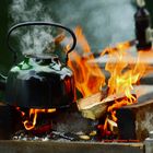 Romantischer Wasserkessel im Holzfeuer an der Werra