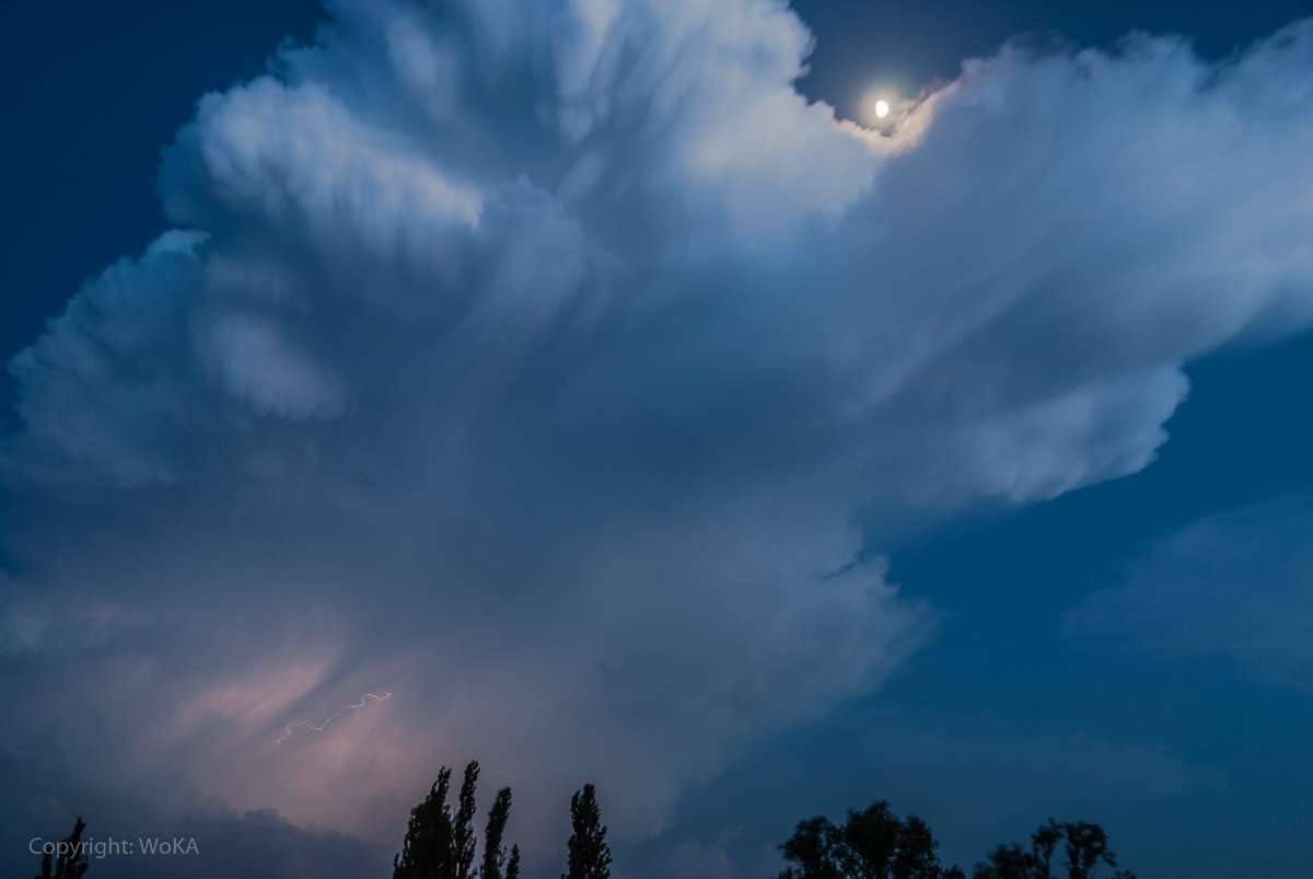 Romantisches Gewitter bei Mondlicht