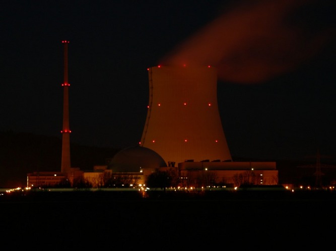 Romantisches Kernkraftwerk nach Sonnenuntergang