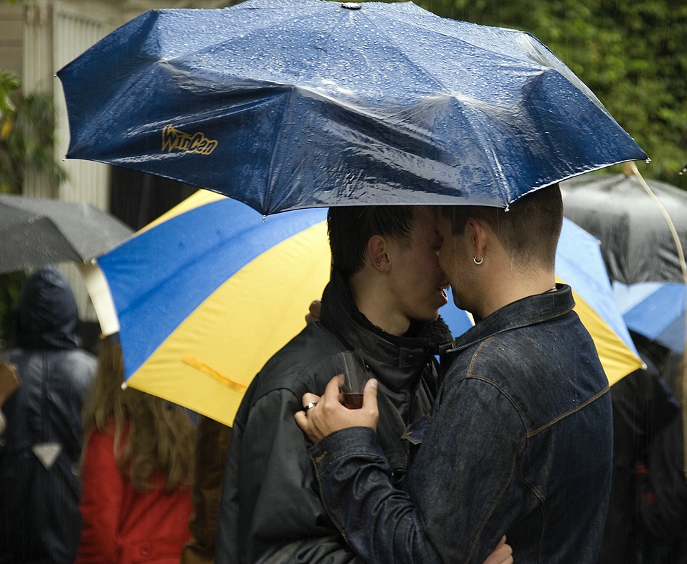 Romantisches Tänzchen im Regen auf der CSD