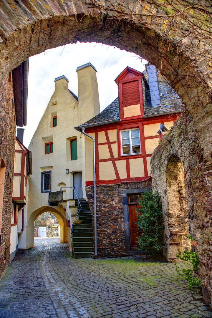 Romantisches Tor am alten Rathaus Fankel