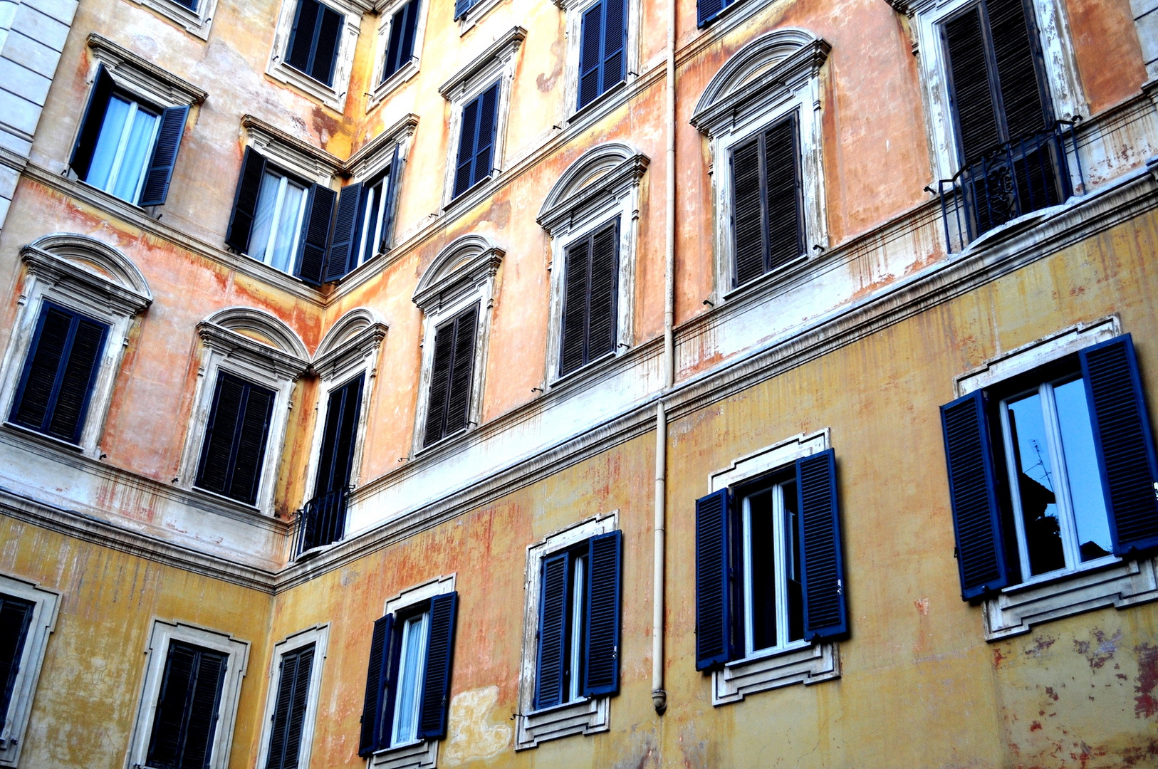 Roma's ancient windows