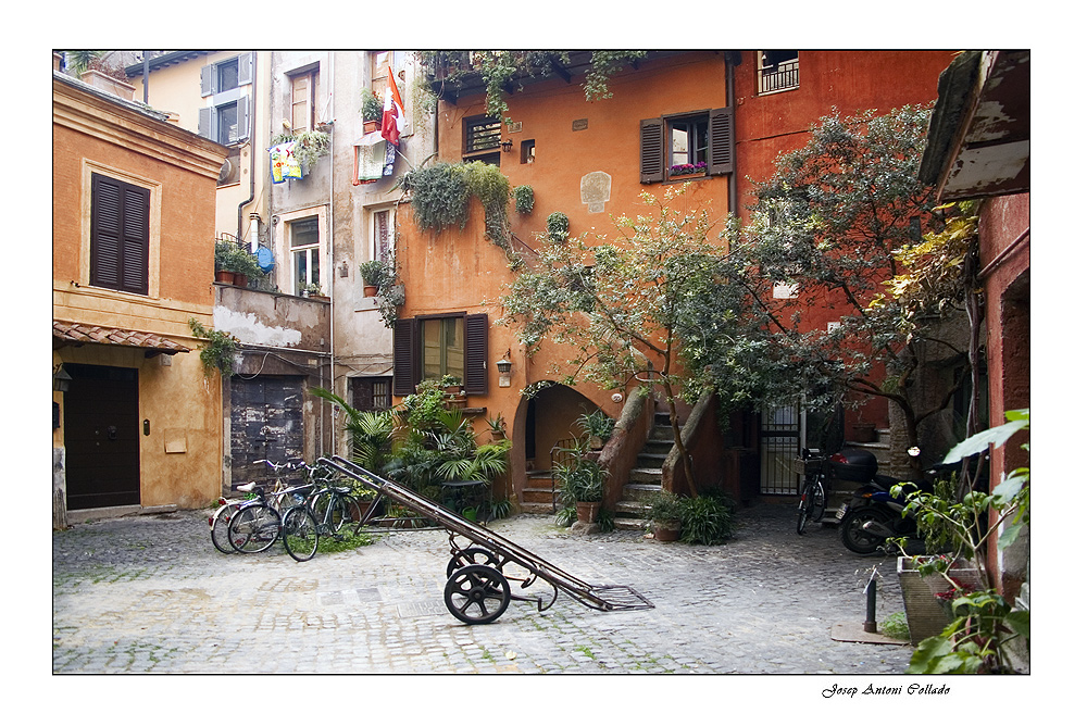 Rome impressions. XIII) Interior courtyard