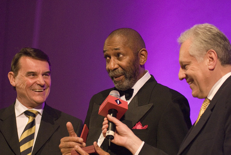 Ron Carter dankt für eine Auszeichnung