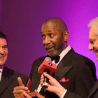 Ron Carter dankt für eine Auszeichnung