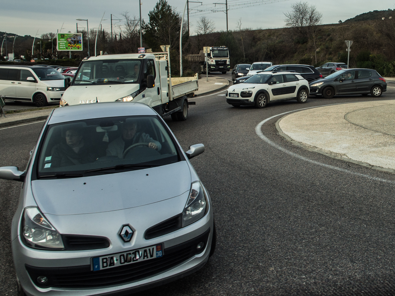 rond point dit " tourne à gauche"