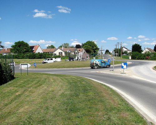 Rond point du zoo de  Beauval et voiture de fonction du zoo..