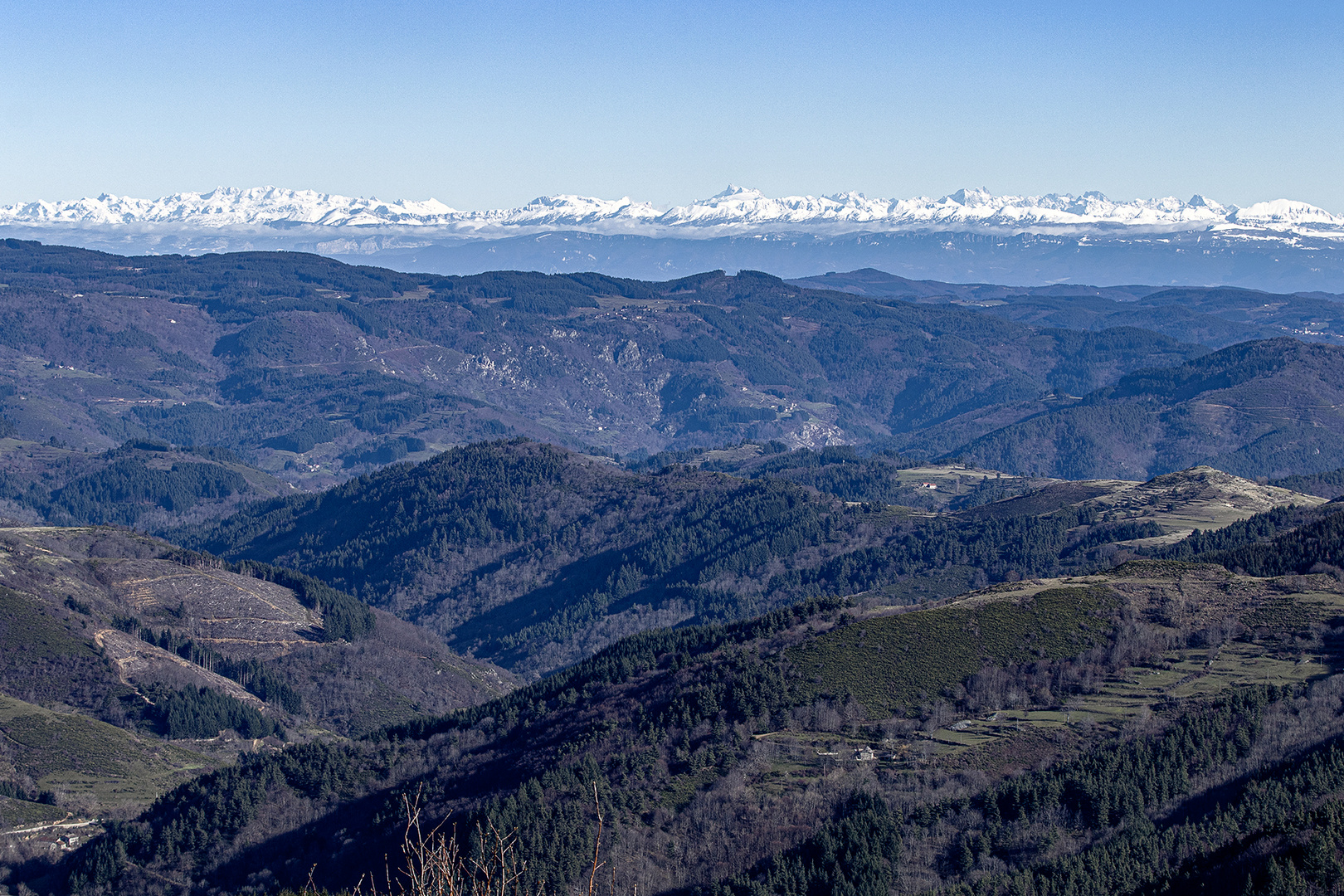 Rondeur des monts de l'Ardèche face aux dents acérées des Alpes