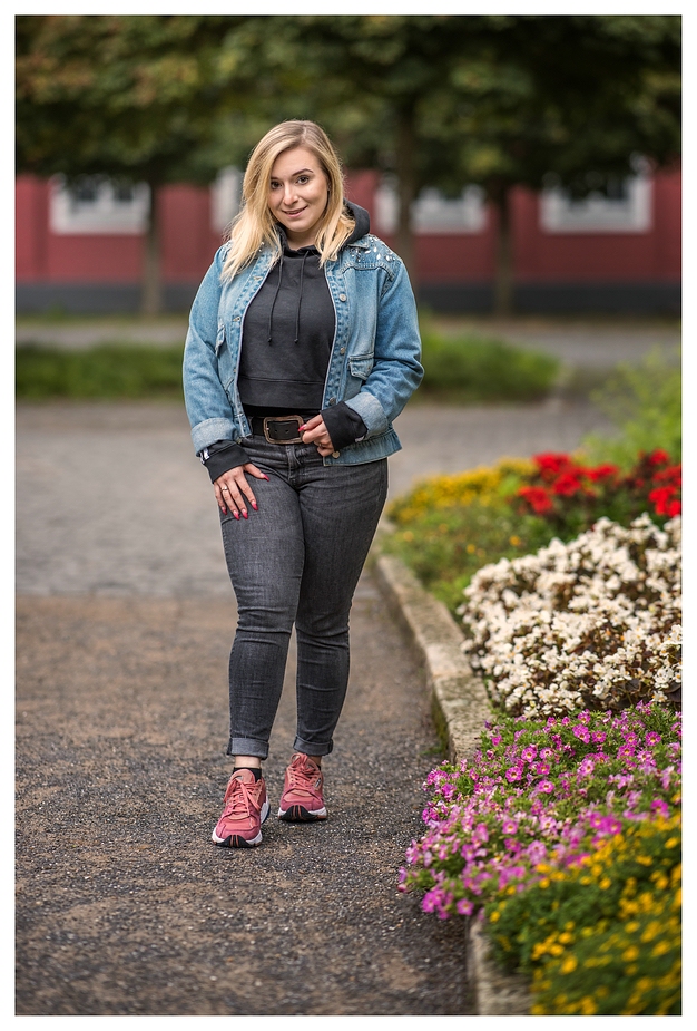 Ronja an den Blumen