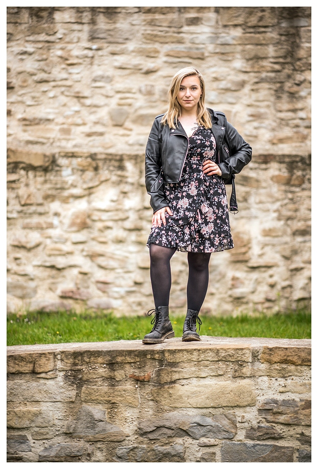 Ronja auf der Mauer