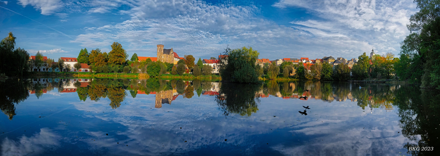 Ronneburg im Baderteichspiegel 