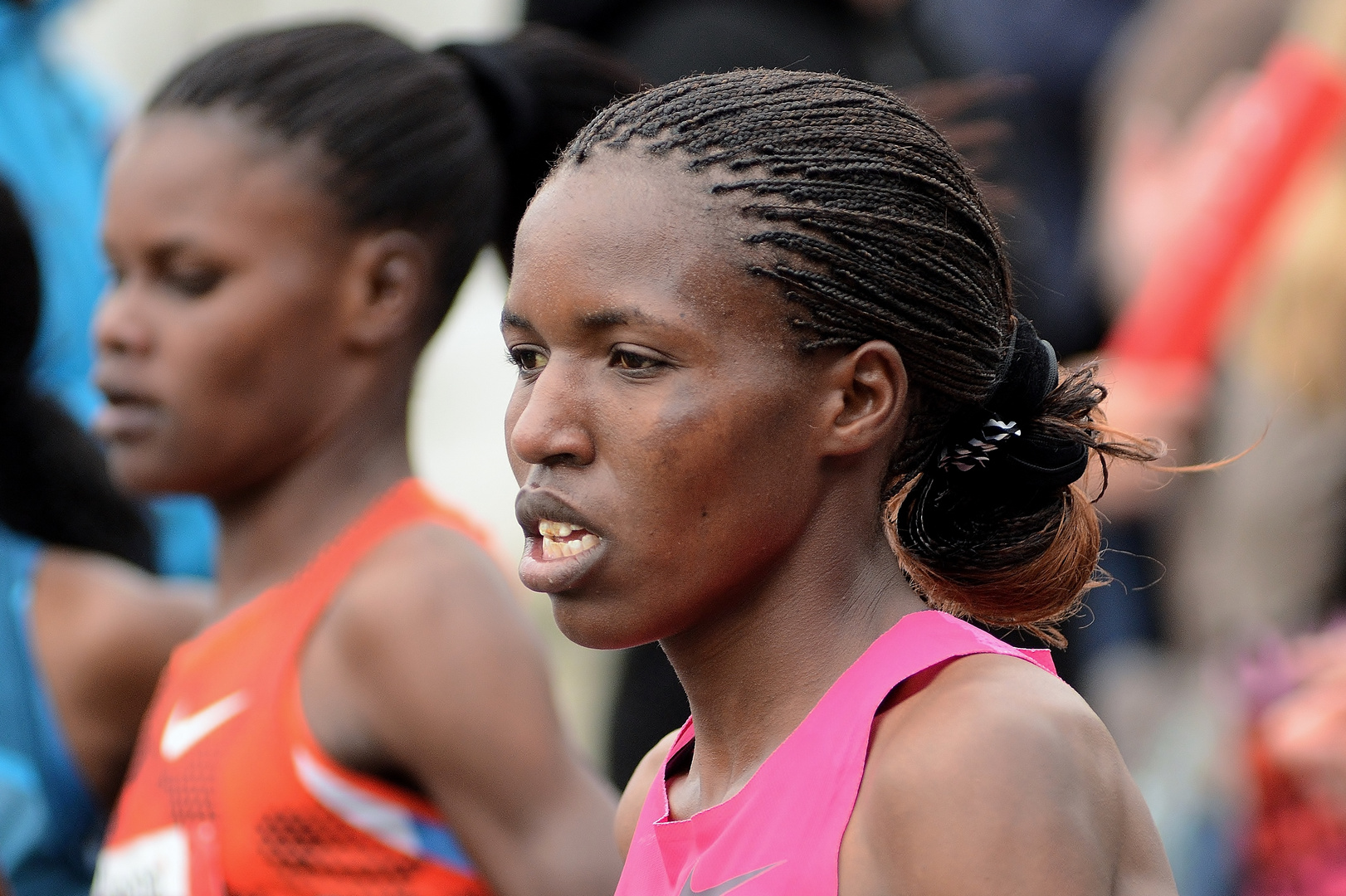 Rono (Hintergrund) nach 12 KM Hansa Marathon 4.05.14.