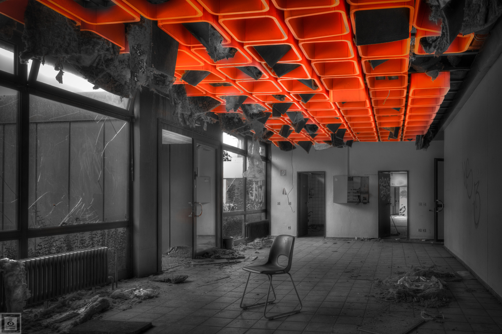 Room ceiling in red