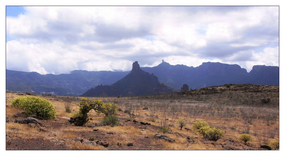 Roque Bentayga und im Hintergrund der Roque Nublo