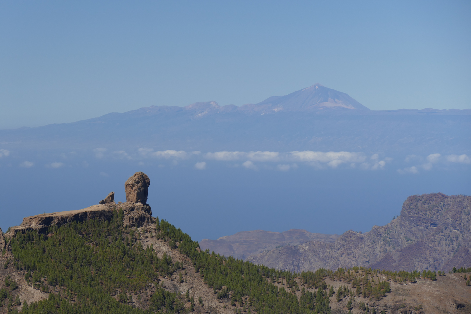 Roque Nublo mit Blick auf den Teide. 