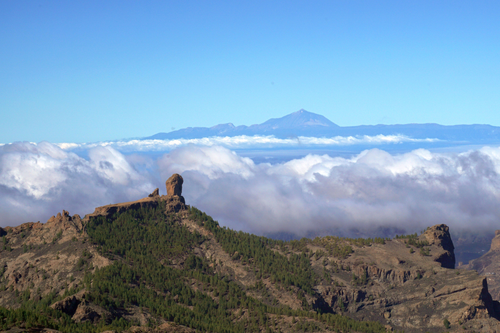 Roque Nublo mit Teide im Hintergrund