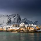 Rorbuer in Sakrisøya im Morgenlicht