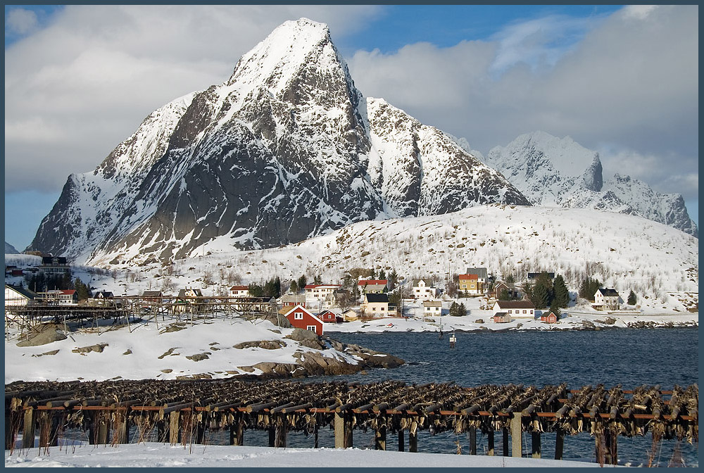 Rorbuer+Stockfischgestelle+Wasser+Berge = LOFOTEN