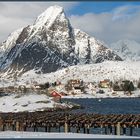 Rorbuer+Stockfischgestelle+Wasser+Berge = LOFOTEN