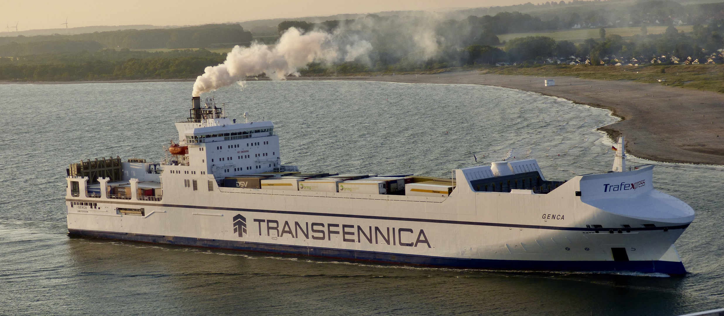 RoRo-Schiff GENCA in die Trave einlaufend mit Ziel Lübeck