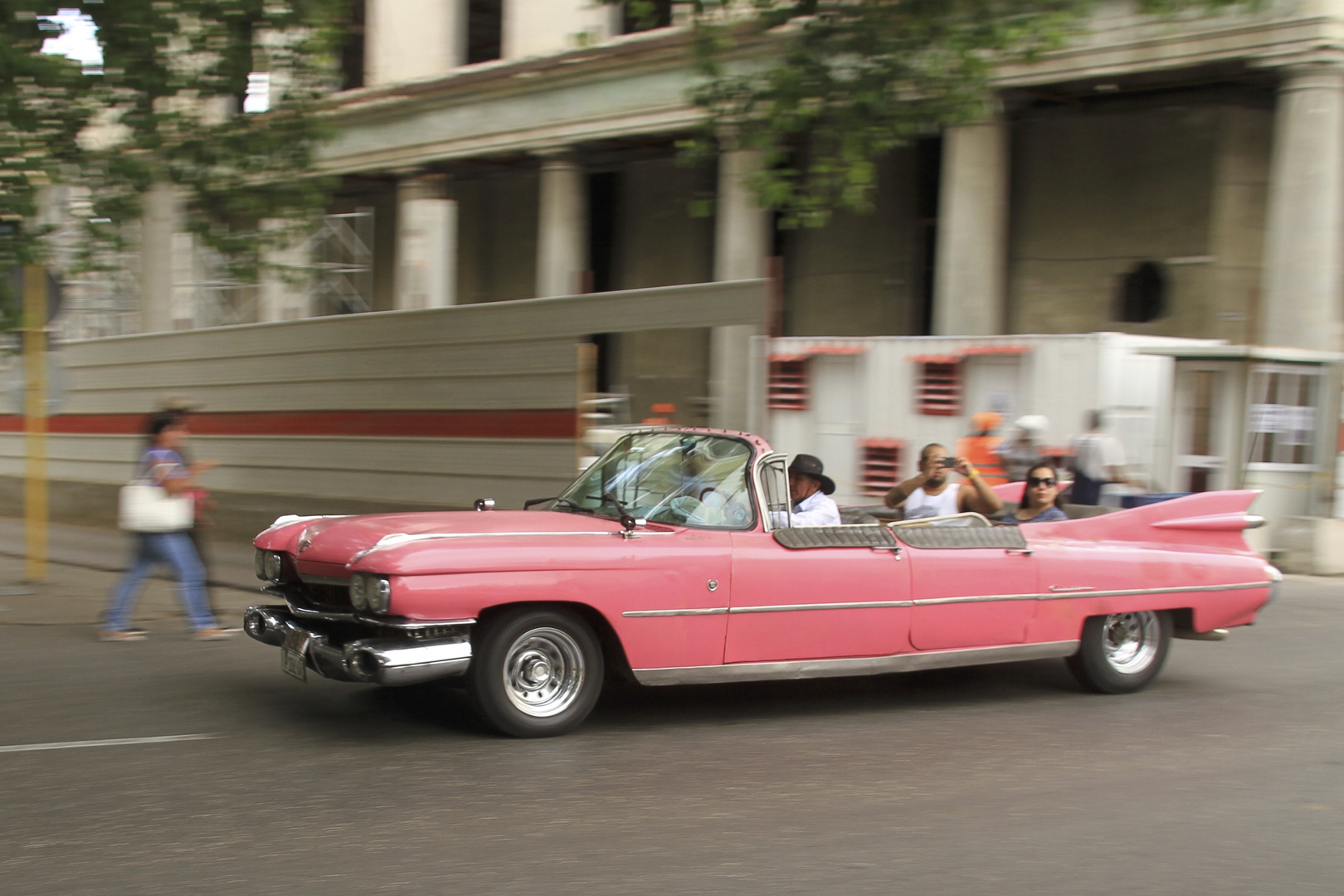 rosa Cabrio mit Heckflosse Havana (IMG_9145)