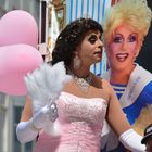 Rosa Dragqueen bei der Parade CSD 2014 in Frankfurt