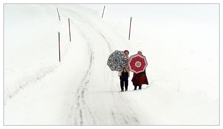 rosa f. (links) und ihre nachbarin dem schneesturm trotzend